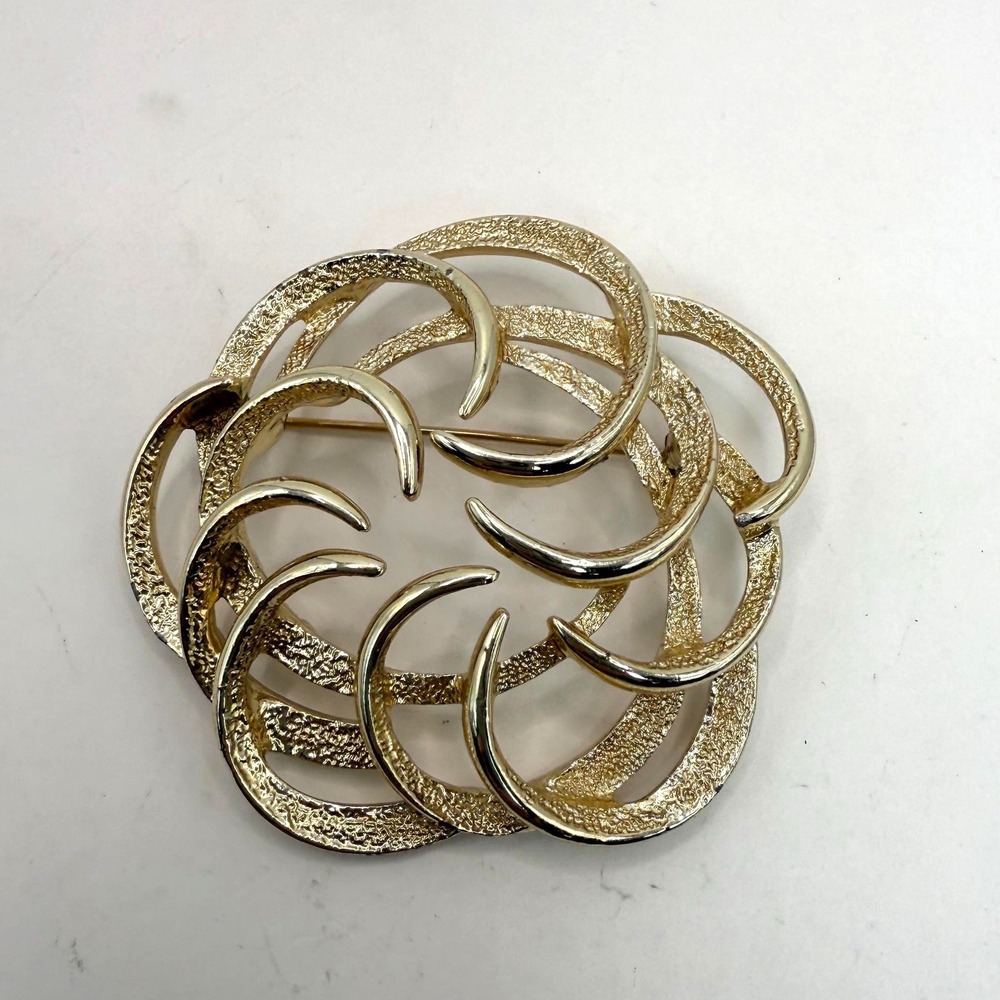 Sarah Coventry Gold Tone Abstract Circle Brooch‎ Textured Swirl Modernist Pin